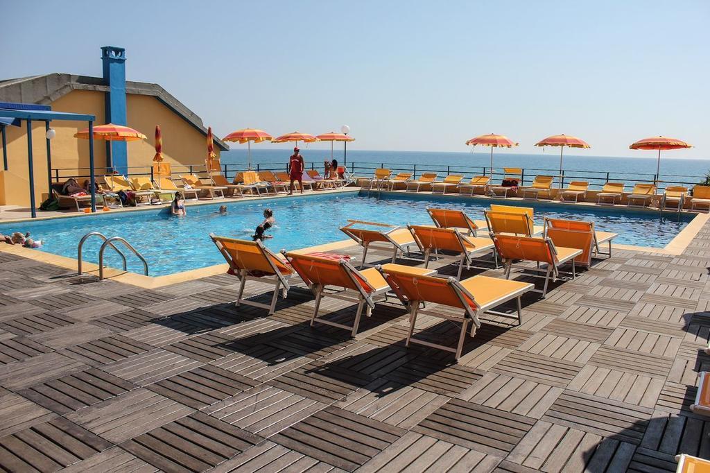 Grand Hotel Dei Cesari Dependance Anzio Buitenkant foto